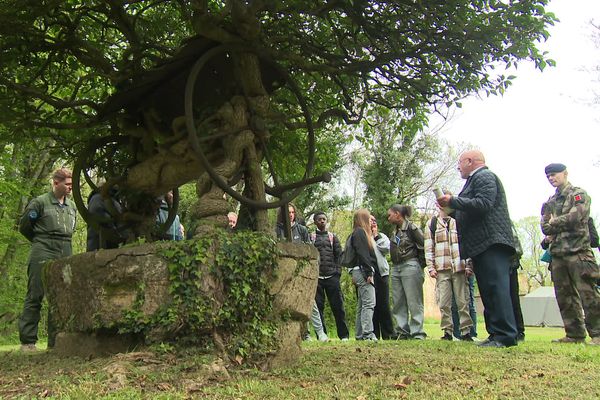 Dans ce puits situé au lieu-dit Guerry à Savigny-en-Septaine dans le Cher, le corps de dizaine de Juifs ont été jetés et enterrés vivants en 1944. Un épisode macabre qui constitue un des faits les plus marquants du génocide juif entrepris par les nazis en France.