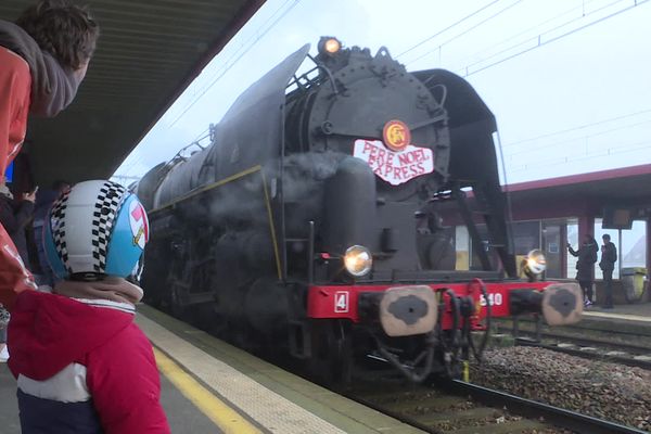 Le Père Noël Express a été présenté aux enfants et à leurs parents en gare de Fleury-les-Aubrais, près d'Orléans.