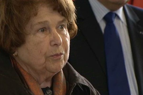 Ida Grinspan, déportée dans les camps nazis, continue inlassablement à raconter l'enfer du camp d'Auschwitz.