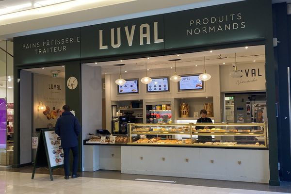 Le groupe Luval possède une boulangerie dans le centre commercial Docks 76 de Rouen.