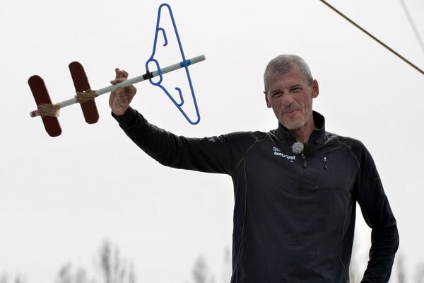 Sébastien Destremau à son arrivée aux Sables d'olonne le 11 mars 2017 avec sa clé faite maison qui clôt le Vendée Globe.