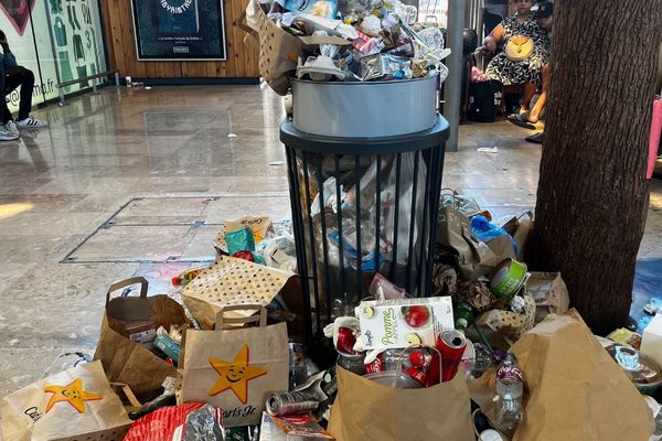 En gare Saint-Charles, les poubelles débordent de nouveau en raison d'une grève des agents d'entretien.