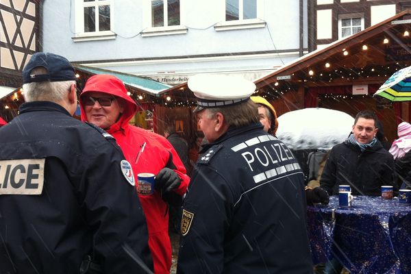 Une patrouille franco-allemande sillonne le marché de Noël à Gengenbach