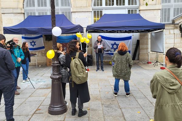 Cet hommage intervient un an jour pour jour après les attaques du Hamas.