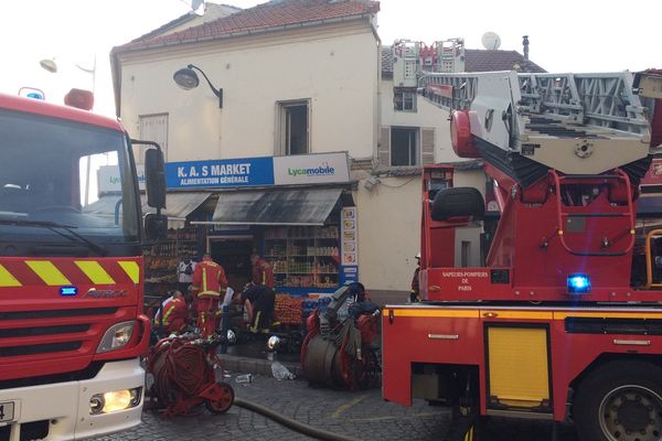 Un incendie d'un immeuble d'habitation, à Aubervilliers, le 19 août 2018.