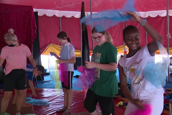 Atelier cirque l'après-midi, atelier droits des enfants le matin, parmi de nombreuses autres activités  : 120 enfants sont en colonie de vacances "apprenantes" à Vesoul cet été 2020.