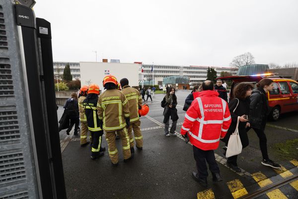 Les secours ont été déployés au lycée Marguerite de Valois d'Angoulême après l'intrusion de deux jeunes hommes, jeudi 18 janvier 2024.