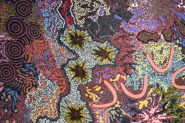 "La lignée des grands mères" de Gabriella Possum Nungurrayi, artiste aborigène visible Place des Arts à Caen