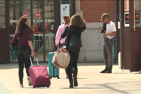 En gare de Nice, les syndicats de cheminots restent déterminés. Les voyageurs, s'adaptent.