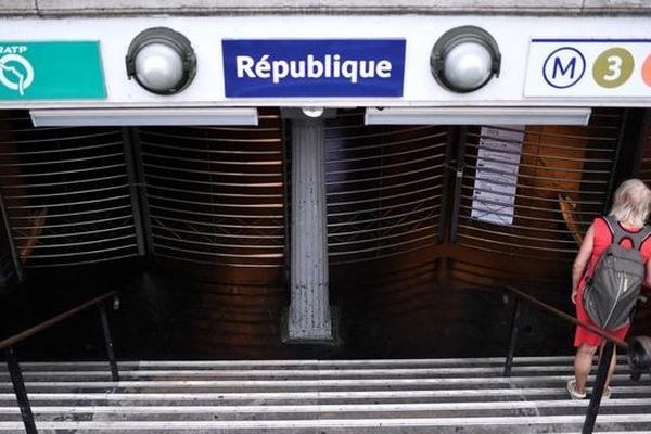 La station de métro République doit faire face depuis plusieurs années à des infiltrations d'eau causant des fissures dans les murs et plafonds.