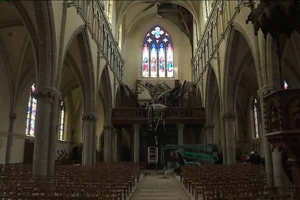 L'orgue de l'église de Saint-James a été détruit à 90% par l'effondrement d'une partie de la voûte de l'église.