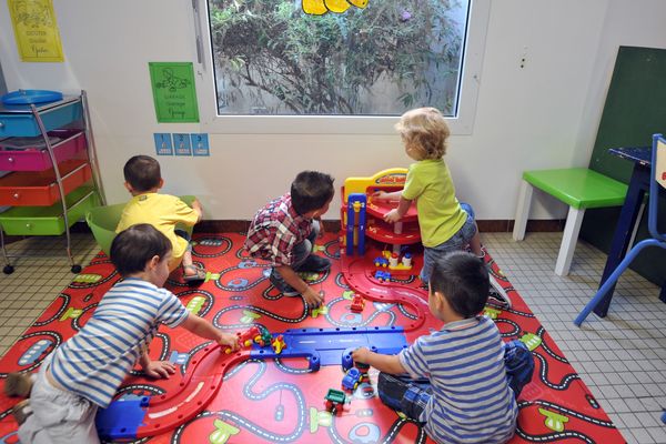 Le changement de rythme peut provoquer un sentiment d'insécurité chez l'enfant. Les pédopsychiatres recommandent aux parents de donner un rythme aux journées afin de le rassurer.