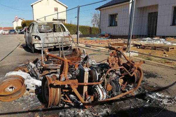 Une voiture brulée à Mont-Saint-Martin dans le Pays-Haut où les nuits de violences sont de plus en plus fréquentes.