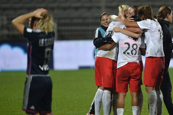 Les joueuses du PSG se sont imposées 1 but à 0 face à l'Olympique Lyonnais et rejoignent les 1/4 de finale de la Ligue des Champions féminine.