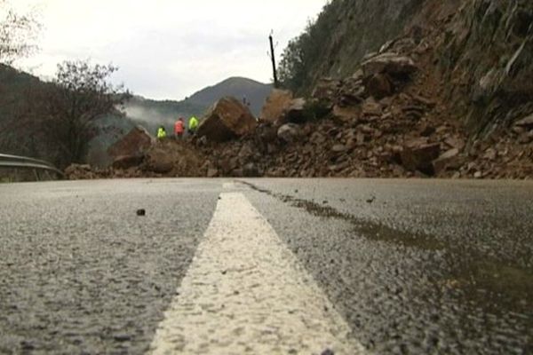 La route est coupée par un éboulement depuis le jour de l'an entre Valleraugue et Pont d'Hérault dans les Cévennes gardoises