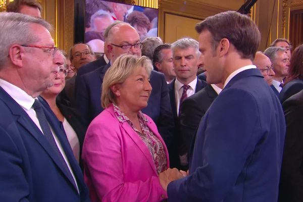 Natacha Bouchart salue Emmanuel Macron ce samedi 7 mai 2022.