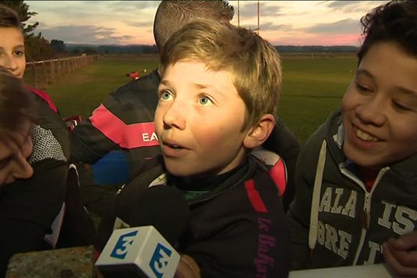 Des élèves de l'école de rugby à Gaillac le soir de l'annonce de la Coupe du monde 2023 en France. 