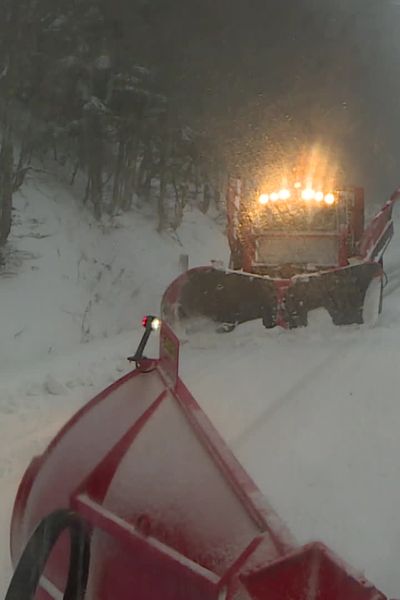 Les déneigeuses tournent à plein régime pour dégager les routes du Haut Béarn.