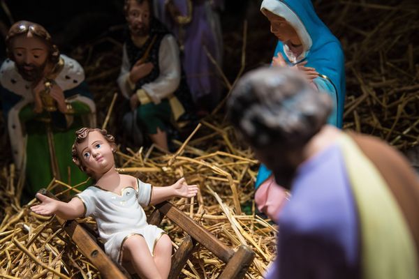  La Roch- sur-Yon, le 07 décembre 2016. Installation de la crèche de Noël dans le hall de l' Hotel du département du conseil général de Vendée.