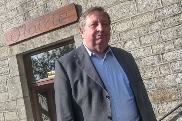 Claude Nougein, candidat UMP aux sénatoriales en Corrèze, sort de la mairie de Saint-Hilaire-les-Courbes (Corrèze), le 18 septembre 2014. 