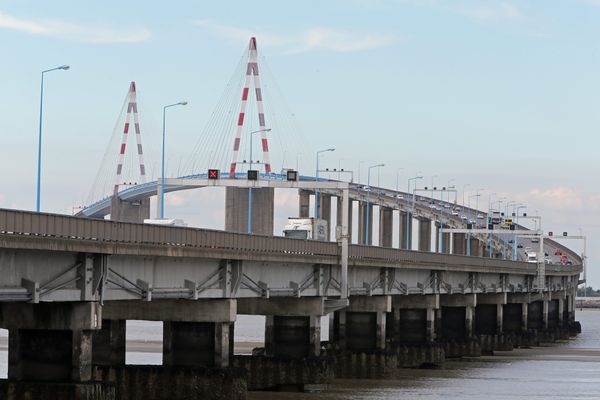 Le trafic sur le pont de Saint-Nazaire s'est vu amputer d'une voie sur les trois, en raison des vents violents qui s'abattent ce samedi 28 octobre sur le littoral.