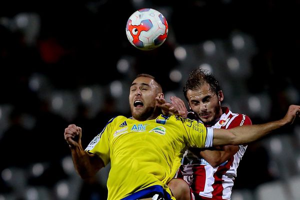 07/11/15 - Ligue 2, AC Ajaccio / Bourg-en-Bresse (2-0), lutte dans les airs entre Panyukov et Goyon