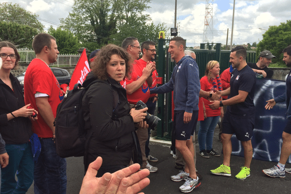 Le 3 juin, à la veille de la finale de Pro D2 où se joue l'accession au Top 14, les joueurs du Stade Aurillacois quittent le Cantal pour rejoindre Toulouse en bus. Ils n'oublient pas de saluer leurs fans.