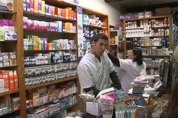 Les pharmaciens sont pris d'assaut par les malades.