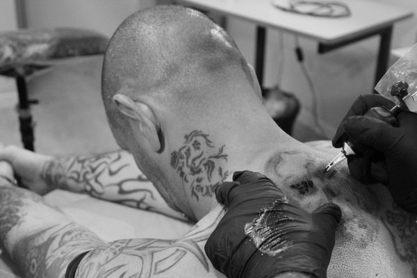 Corrado, détenu de la maison centrale de Saint-Maur, entame son dernier tatouage. 