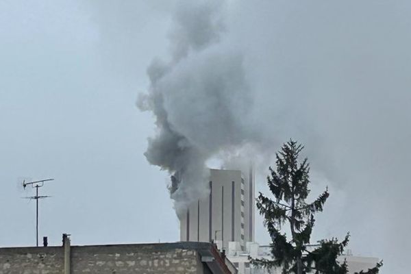 Le dégagement de fumée est visible à Vanves, et plusieurs mètres aux alentours.