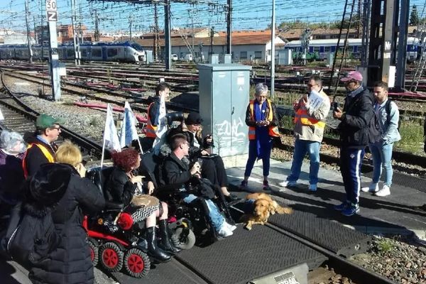 Le 24 octobre 2018 les militants de Handi-Social ont bloqué les voies de la gare de Toulouse-Matabiau