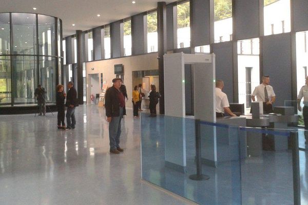 Les premiers usagers dans la salle des pas perdus du nouveau tribunal de Foix