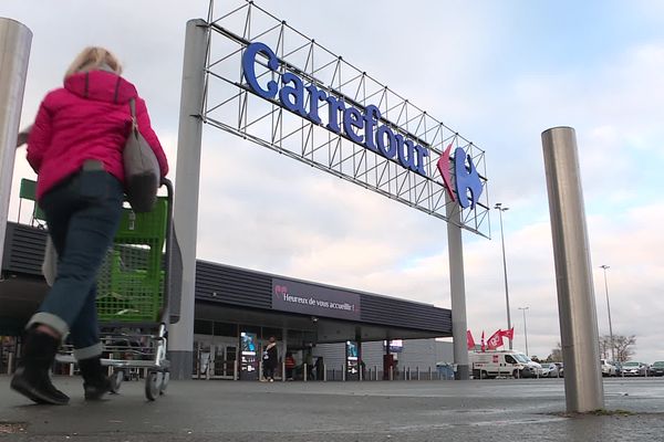 Cora devient Carrefour : les salariés exigent les mêmes salaires