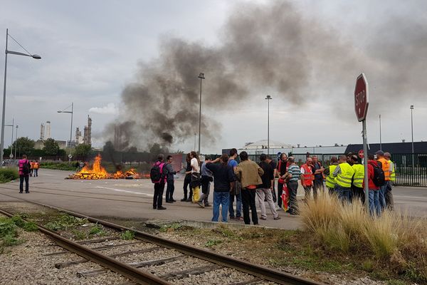 Archive : le barrage des routiers lundi 25 septembre au dépôt Ruby de Grand-Couronne