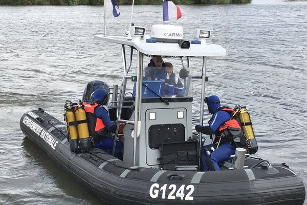 Les gendarmes en pleine recherche de carcasses de voitures dans la Moselle