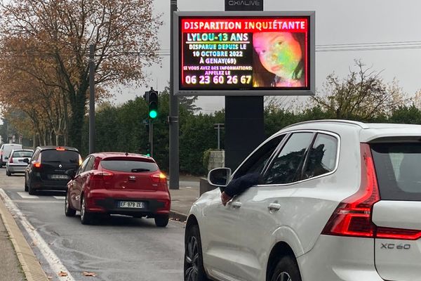 Une affiche lumineuse appelant à donner des informations concernant la disparition de Lylou