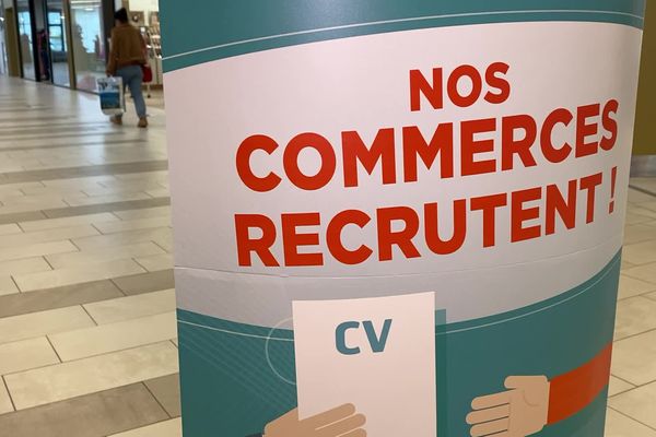 Le stand des "journées de l'emploi" au centre commercial de Boisseuil