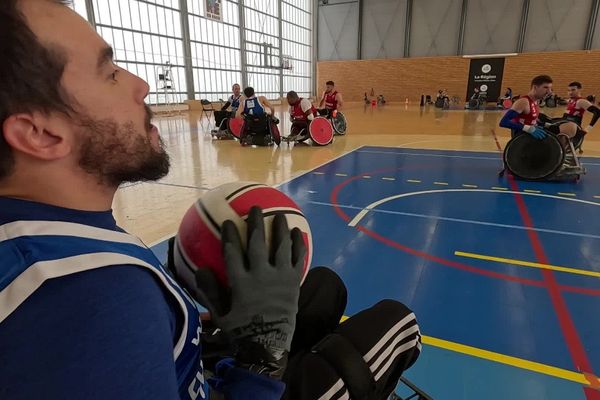 Les joueurs de rugby fauteuil s'entraînent à Vichy avant les Jeux Paralympiques.