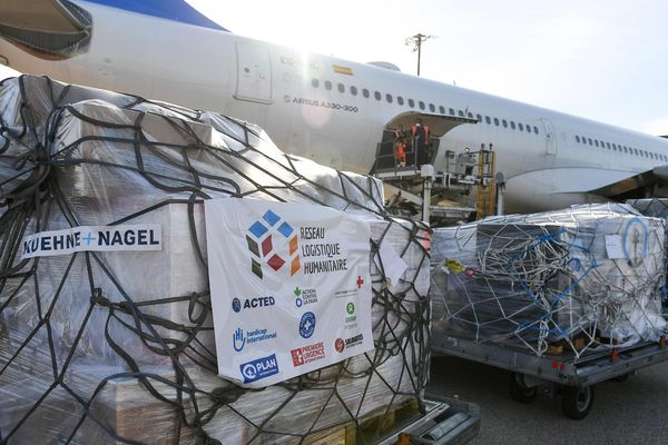 Le 1er vol à destination de la République Centrafricaine sur le tarmac de l'aéroport Lyon-Saint-Exupéry, en présence du Commissaire européen à la gestion des crises et des dirigeants de plusieurs ONG françaises, lors de son chargement, jeudi 7 mai.
