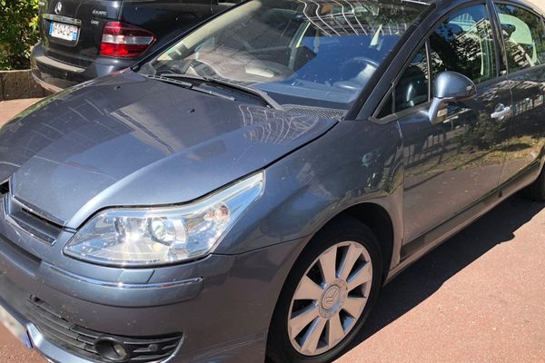 La voiture volée et retrouvée par la police, sur le parking de l'Hôtel de police de Rouen.