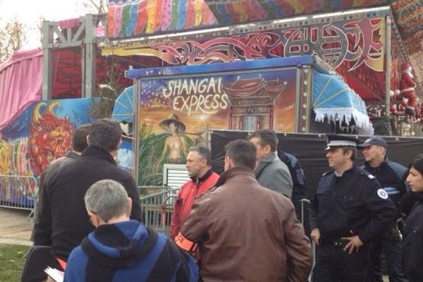 Les experts en attractions foraines devant le Shangaï Express à Narbonne