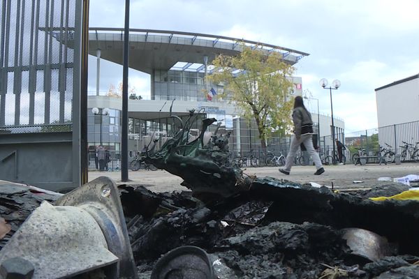 Feux de poubelles et tirs de mortiers, à Lyon le lycée La Martinière-Monplaisir a été pris pour cible par un groupe d'individu.