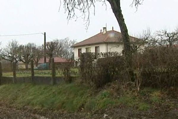 L'agression s'est déroulée lundi soir dans ce pavillon isolé, au lieu dit "Les Baraques", sur la commune d'Ayrens, à 15 kilomètres d'Aurillac.