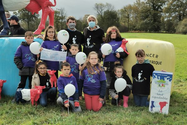 Première vente de lait à l'école du Sacré-Cœur de Chanu (Orne) en soutien aux enfants normands atteints d'un cancer.