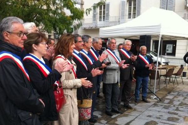 Une vingtaine de maires place de la liberté à Lons-le-Saunier ce matin, qui appelle à sauver le patrimoine que représentent nos petites communes. 
