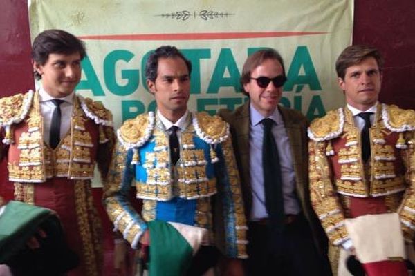 Bogotá, 22 janvier. Andrés Roca Rey, Luis Bolívar et El Juli entourent Felipe Negret , l'artisan du retour des corridas à la plaza Santamaría après 5 ans sans toros. Derrière eux, on lit sur l'affiche AGOTADA LA BOLETERÍA, plus de billets à vendre.