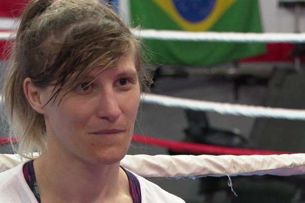 La championne de kickboxing Delphine Guénon lors d'un entraînement au club Double impact Saintais en juin dernier.