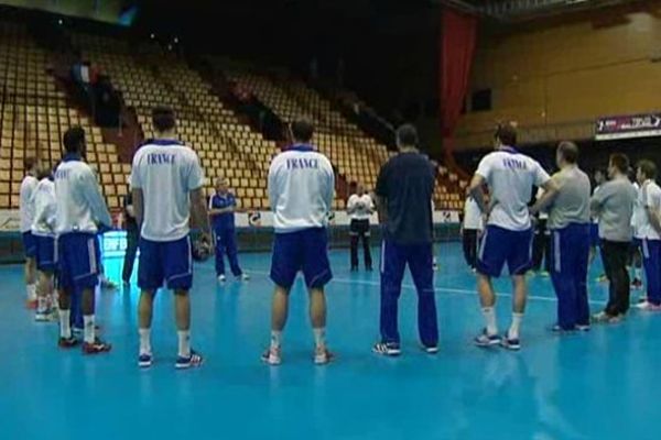 Dernier entraînement pour les Experts avant leur dernier match de qualification pour l'Euro 2014. La scène se déroule à Clermont-Ferrand à la Maison des Sports.