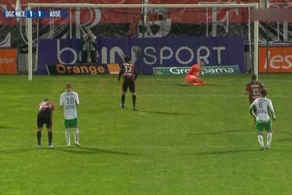 Tir de pénalité de Nice qui aurait pu coûter le match au stéphanois. Samedi 20 octobre 2012