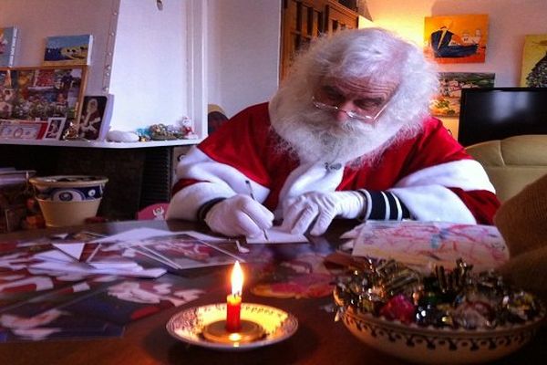 Le Père Noël dans son salon...